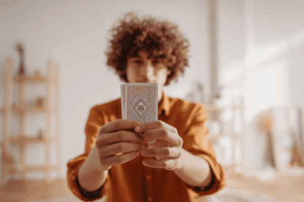 man die spelkaarten vasthoudt