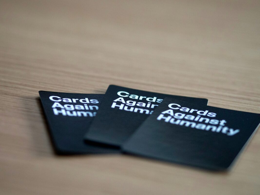 Kaarten van het partyspel cards against humanity