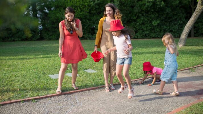 Familie spelen in de tuin