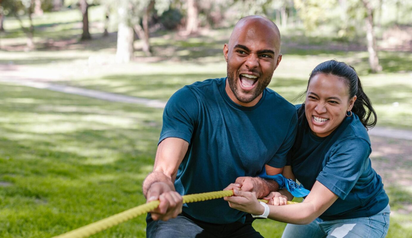 2 mensen touwtje trekken