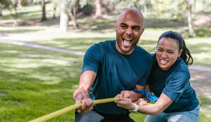 2 mensen touwtje trekken