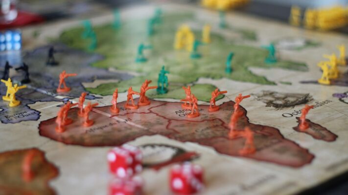 Bordspel met pionnen en dobbelstenen op tafel tijdens spellenavond organiseren met strategisch spel