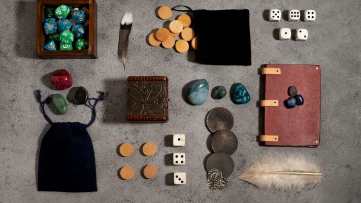 D&D sessie voorbereiden met overzicht van dobbelstenen, tokens en notitieboek voor spelbenodigdheden 