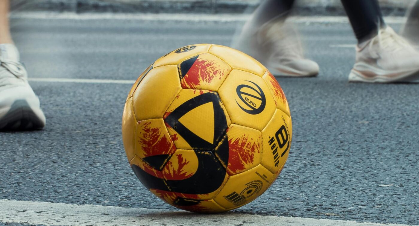 gele bal met strepen op straat