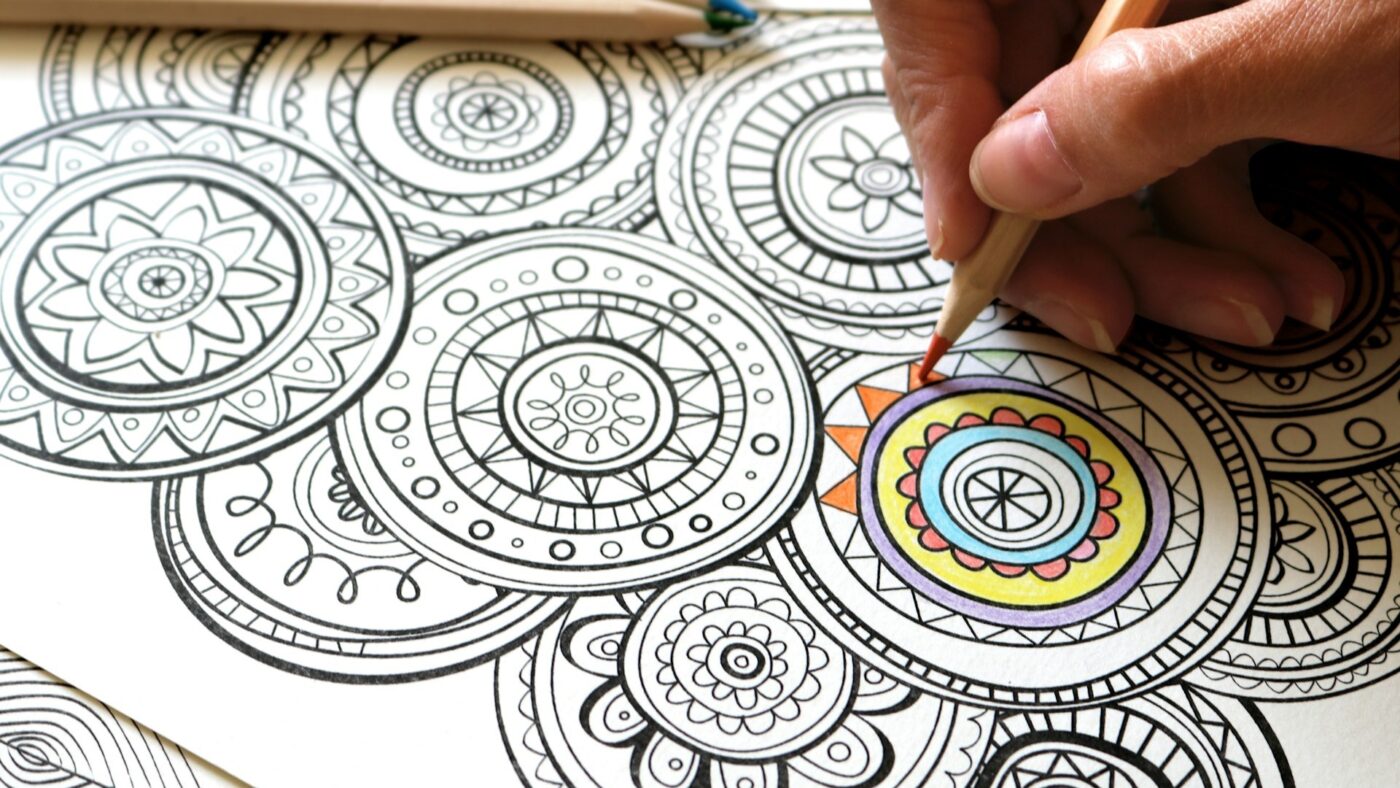 Kleurwedstrijd met mandala kleurplaat en potlood tijdens een creatieve feestactiviteit