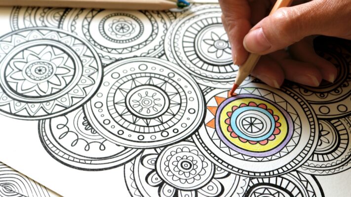 Kleurwedstrijd met mandala kleurplaat en potlood tijdens een creatieve feestactiviteit
