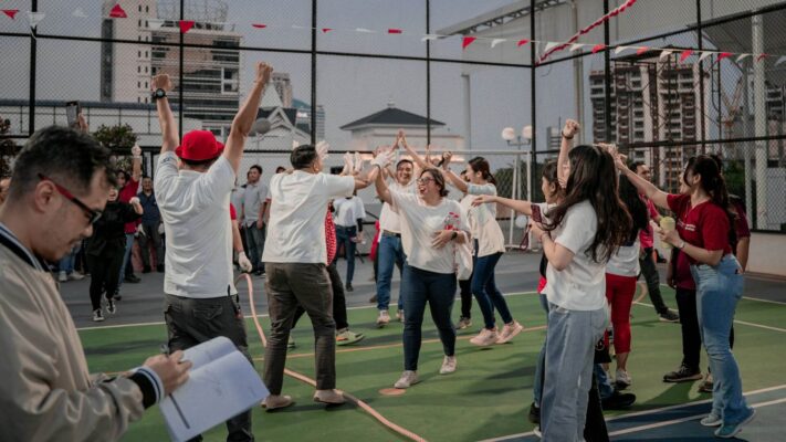 Collega’s doen samen actieve opdrachten tijdens leuke bedrijfsuitjes op een sportveld