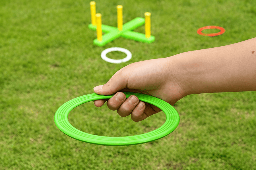 buiten ringwerpen spelen