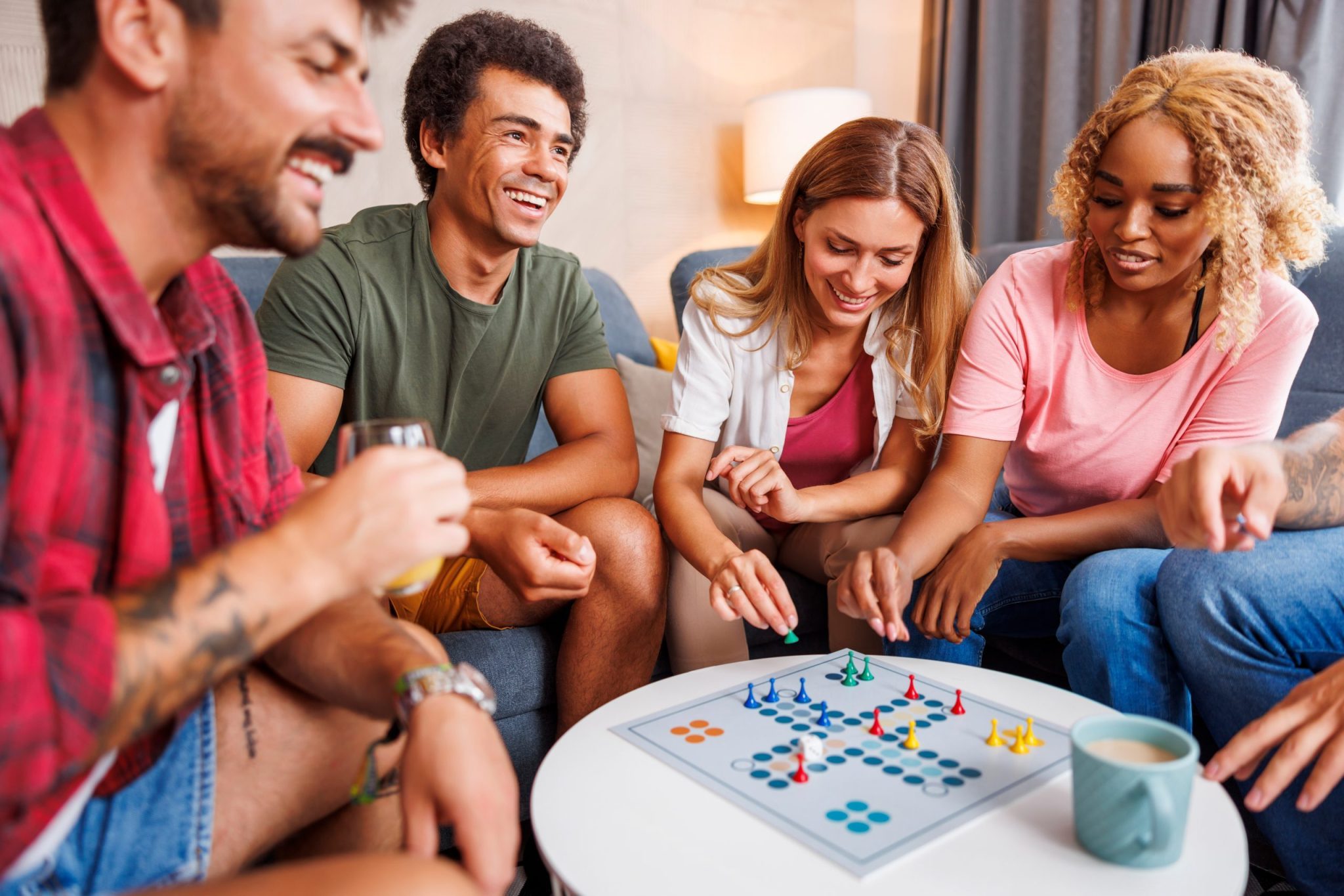 Jongvolwassenen spelen Mens-erger-je-niet