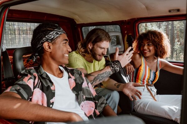 vrienden op roadtrip spelen een spelletje